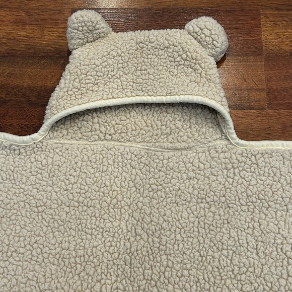 UGG Sherpa Hooded Throw Kids 50”x40” Cozy Cream Color - Picture 4 of 9